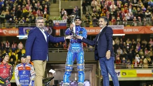 Michał Sikora i Bartosz Zmarzlik na podium GP 2024.