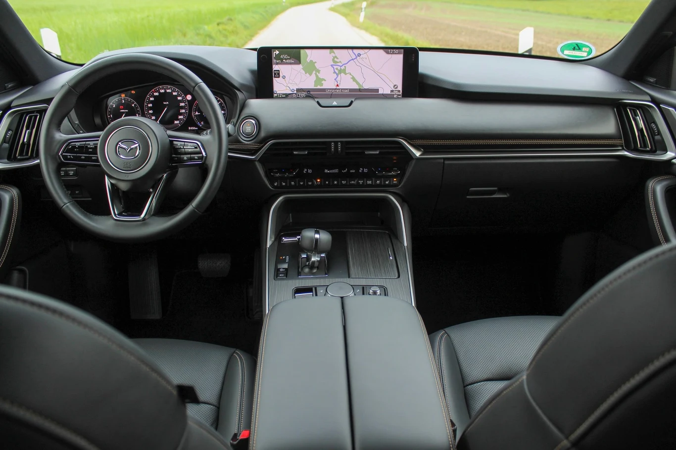 Eleganckie wnętrze CX-80 oferuje wygodne fotele. Kierowca i pasażerowie z pewnością docenią jakość materiałów, którymi będą otoczeni.