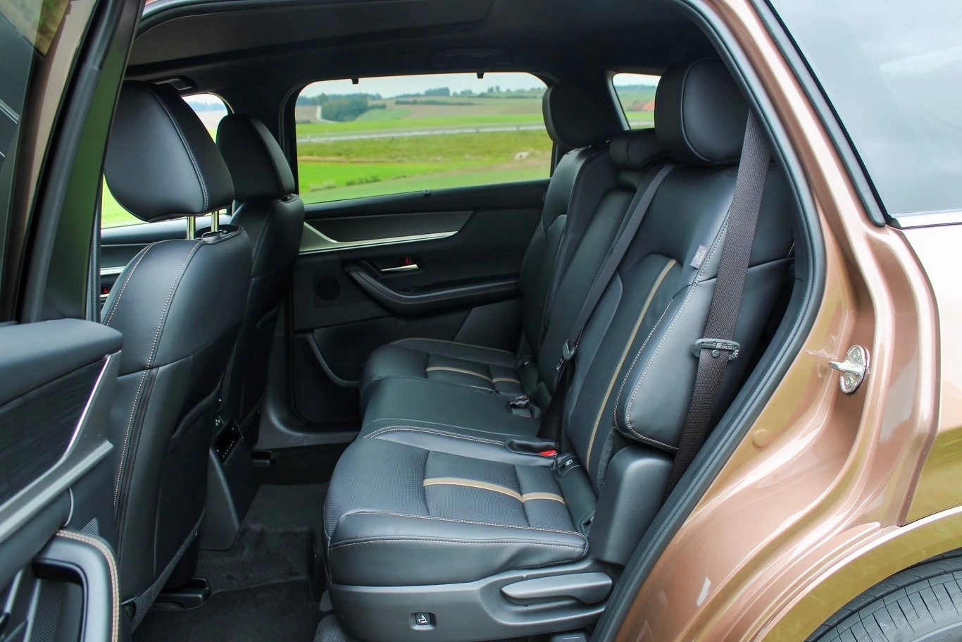 Mazda CX-80 oferuje regulację oparcia i przesuwanie foteli w drugim rzędzie. 