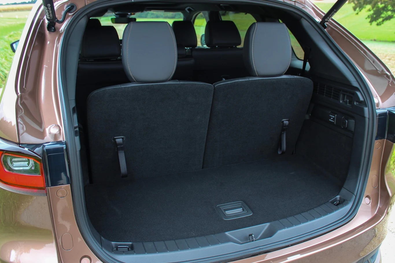 Bagażnik w CX-80 może pomieścić od 258 l do 687 l bagażu. Wszystko zależy od liczby pasażerów i jednostki napędowej.