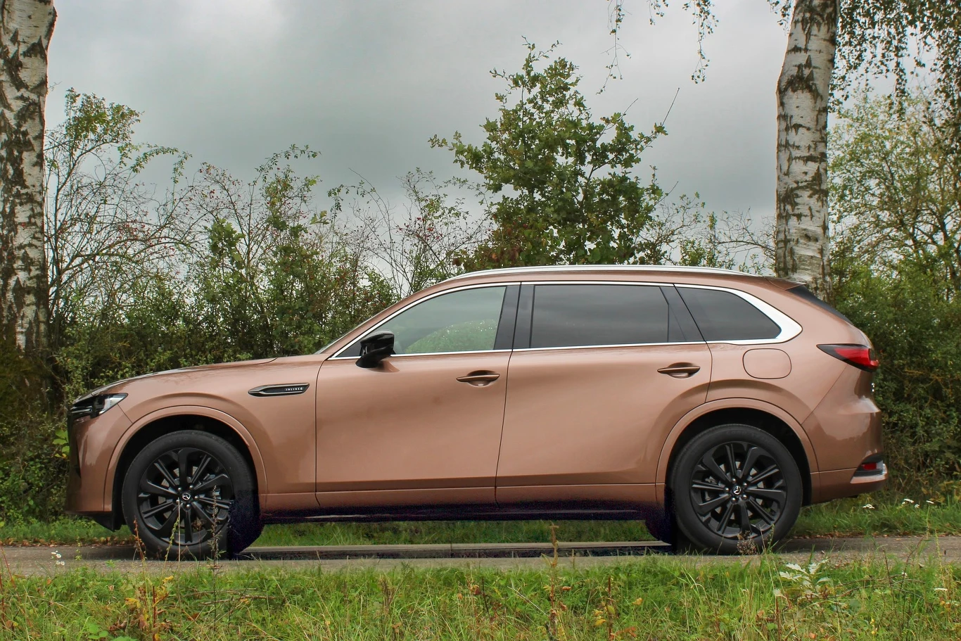 Z profilu najłatwiej rozróżnić mazdę CX-80 od CX-60 po linii szyb. W większym modelu są one zauważalnie dłuższe.