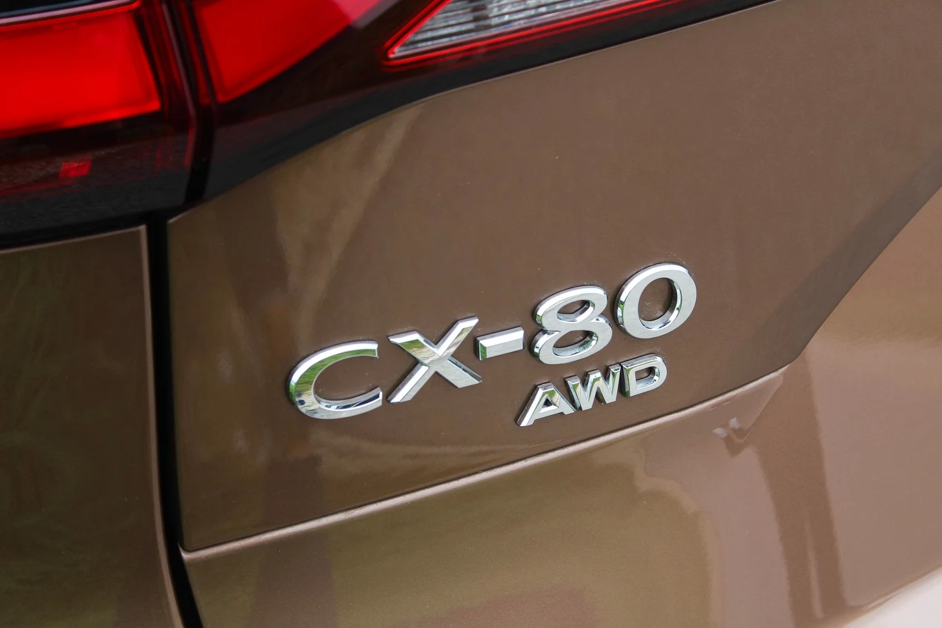 Mazda CX-80 z silnikiem Diesla 3.3 e-SKYACTIV D kosztuje 280 900 zł. Audi Q7 z takim napędem zaczyna się w cenniku od 350 tys. zł, a BMW X5 do 400 tys. zł. 