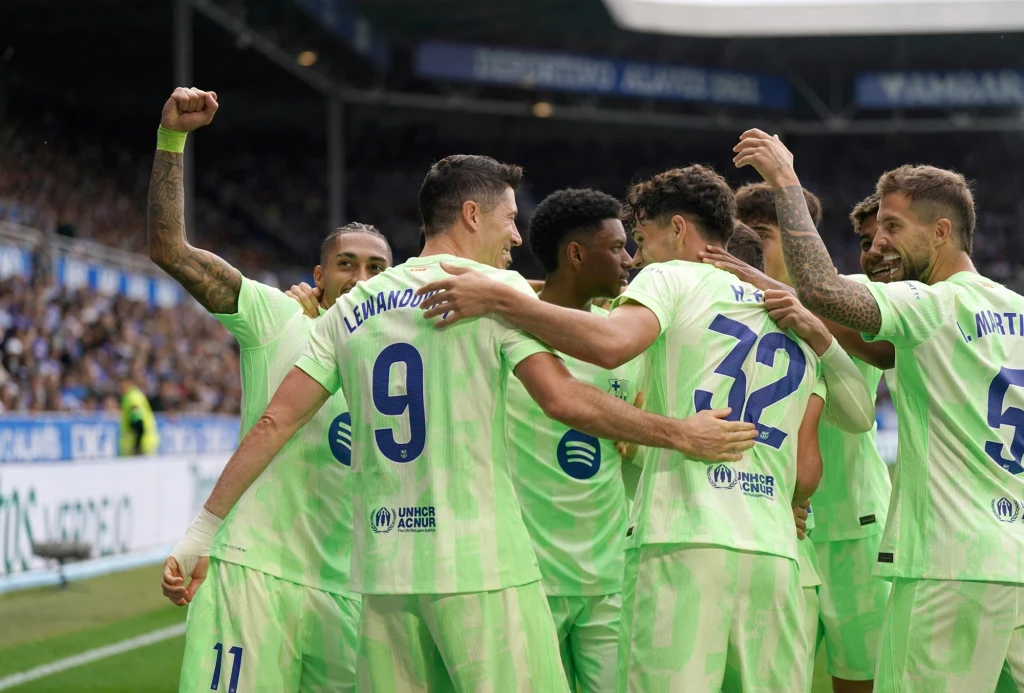 Piłkarze FC Barcelona, na pierwszym planie Robert Lewandowski