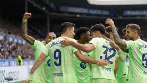 Piłkarze FC Barcelona, na pierwszym planie Robert Lewandowski