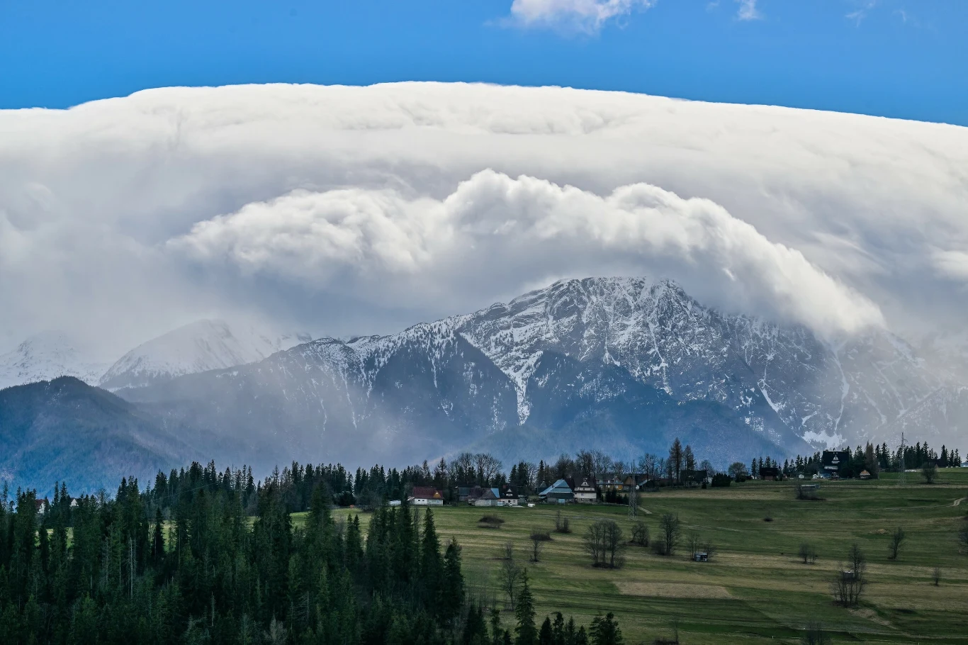 Huragan Kirk powoli słabnie do poziomu niżu atlantyckiego. We wtorek jednak przyniesie do Polski silny wiatr. W górach spodziewany jest halny, wiejący do 110 km/h. Na zdjęciu: Halny nad Tatrami. Zdj. ilustracyjne Huragan Kirk powoli słabnie do poziomu niżu atlantyckiego. We wtorek jednak przyniesie do Polski silny wiatr. W górach spodziewany jest halny, wiejący do 110 km/h. Na zdjęciu: Halny nad Tatrami. Zdj. ilustracyjne