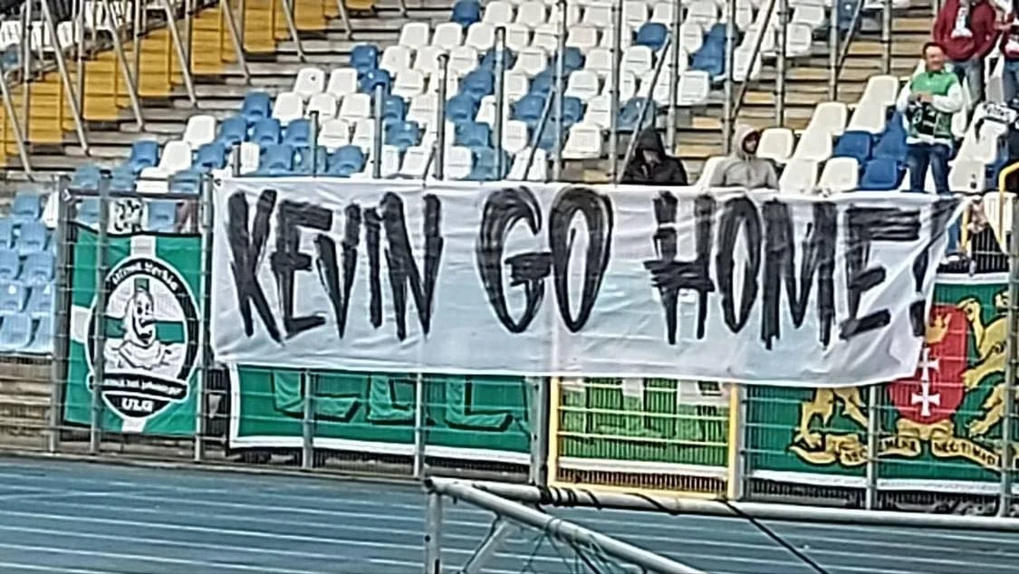 Kibicowski transparent fanów Lechii Gdańsk skierowany do Kevina Blackwella / fot. Stowarzyszenie Lwy Północy Kibicowski transparent fanów Lechii Gdańsk skierowany do Kevina Blackwella / fot. Stowarzyszenie Lwy Północy