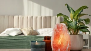 Wycisza, pomaga zasnąć, koi drogi oddechowe. Lampę solną postaw w sypialni koło łóżka