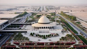 Tu znajduje się największe lotnisko na świecie. Powierzchnią przebija Watykan