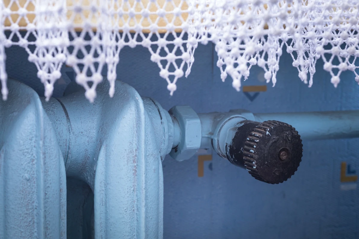 Sprawdź czy nie zasłania grzejnika. To dlatego rachunki za ogrzewanie są tak wysokie Sprawdź czy nie zasłania grzejnika. To dlatego rachunki za ogrzewanie są tak wysokie