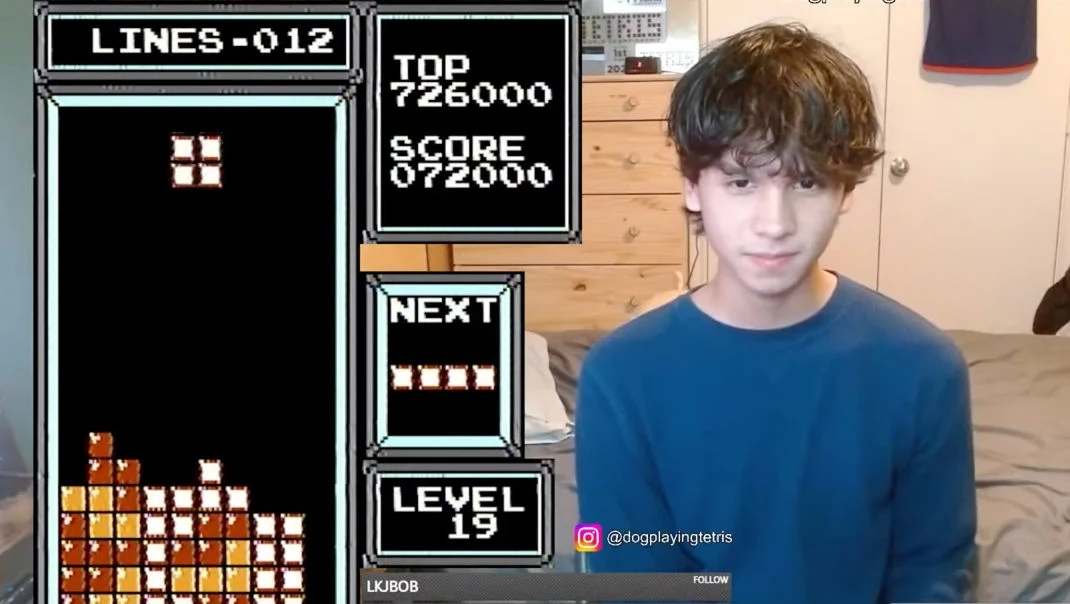 Ustanowił rekord świata w Tetrisie na konsoli NES. Ustanowił rekord świata w Tetrisie na konsoli NES.