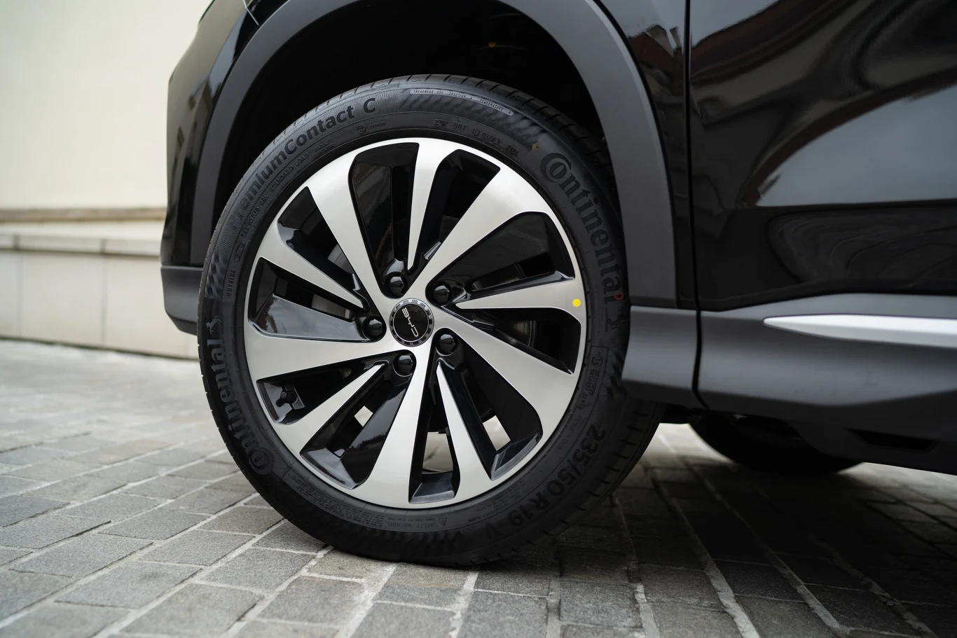 Model występuje w dwóch wersjach wyposażenia - Boost oraz Design - które różnią się napędem.