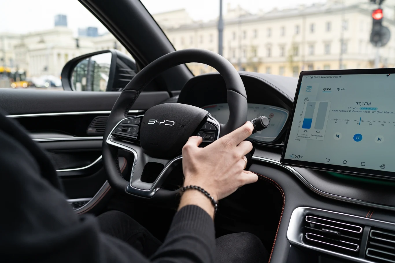 W obydwu wariantach samochód jest wyposażony w baterię typu Blade o pojemności 18,3 kWh, którą możemy ładować prądem zmiennym o mocy do 11 kW lub prądem stałym o mocy do 18 kW.