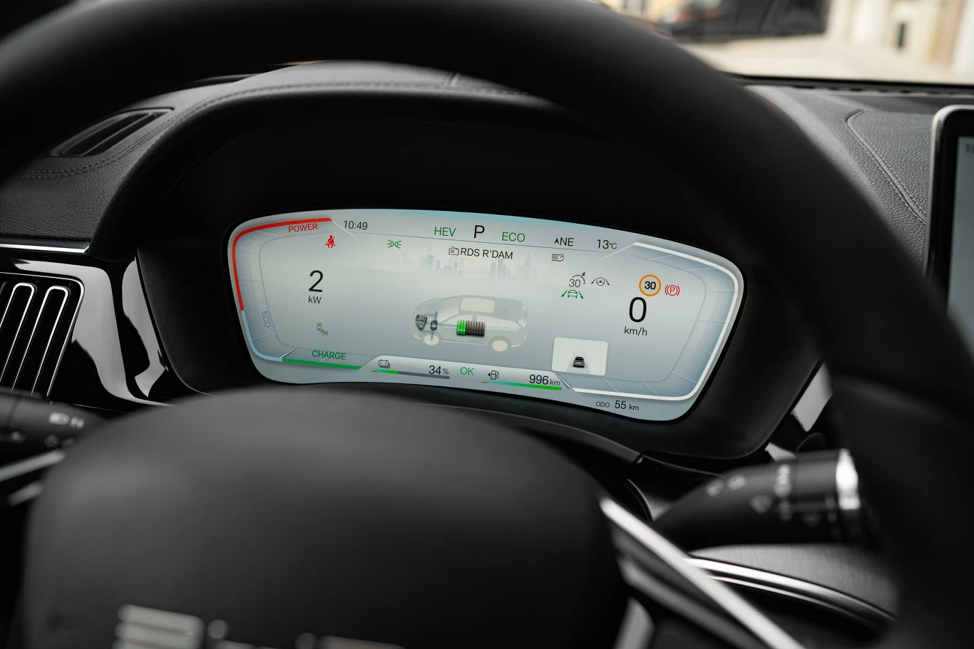 W odmianie Boost zasięg elektryczny w cyklu mieszanym sięga 80 km, a w cyklu miejskim nawet 113 km (wg WLTP).