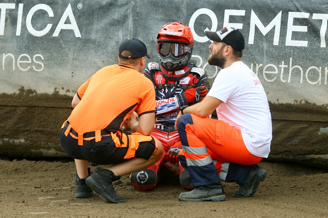 Kai Huckenbeck trzyma się za przedramię po upadku.