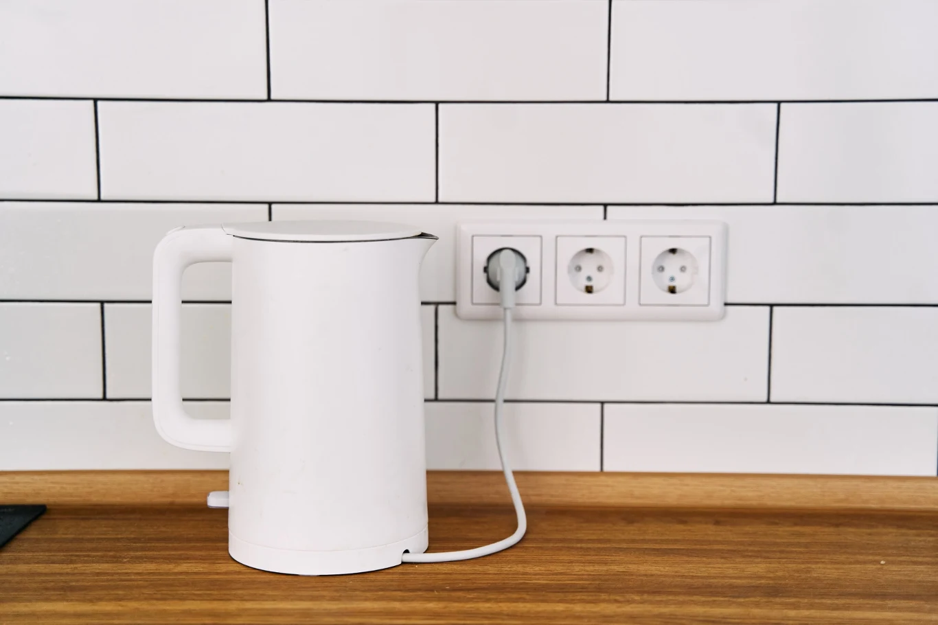Czajnik elektryczny zużywa dużo prądu. Czajnik elektryczny zużywa dużo prądu.