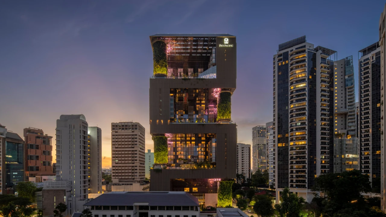 Wyróżniony wieżowiec mieści się w gęsto zaludnionej, ruchliwej części Singapuru. Wyróżniony wieżowiec mieści się w gęsto zaludnionej, ruchliwej części Singapuru.