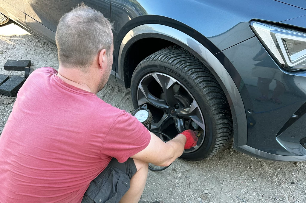 Niezbędne jest regularne, przynajmniej comiesięczne sprawdzanie ciśnienia w oponach.