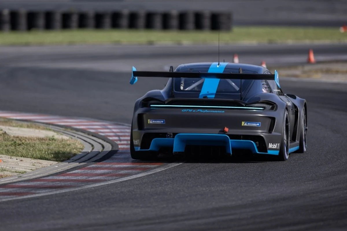 Porsche 718 Cayman GT4 ePerformance jest napędzane silnikiem elektrycznym o mocy 800 kW (1088 KM). 