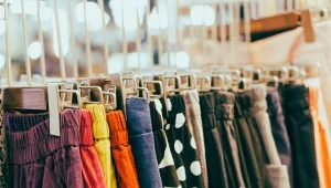 Ten model spodni jest teraz najmodniejszy. Kupisz go za grosze w sieciówkach