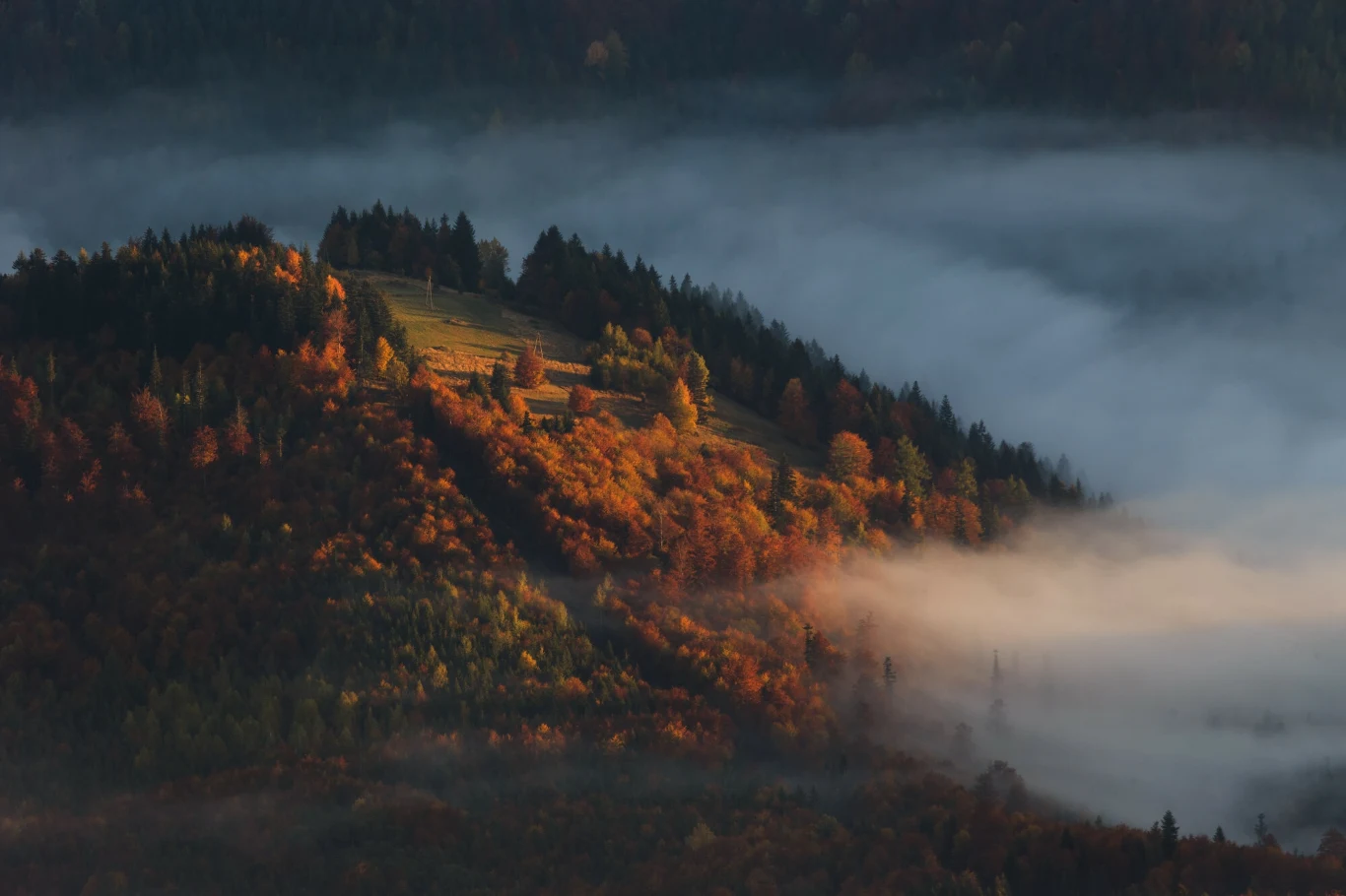 Jesienią widoki z Babiej Góry są jeszcze bardziej zachwycające