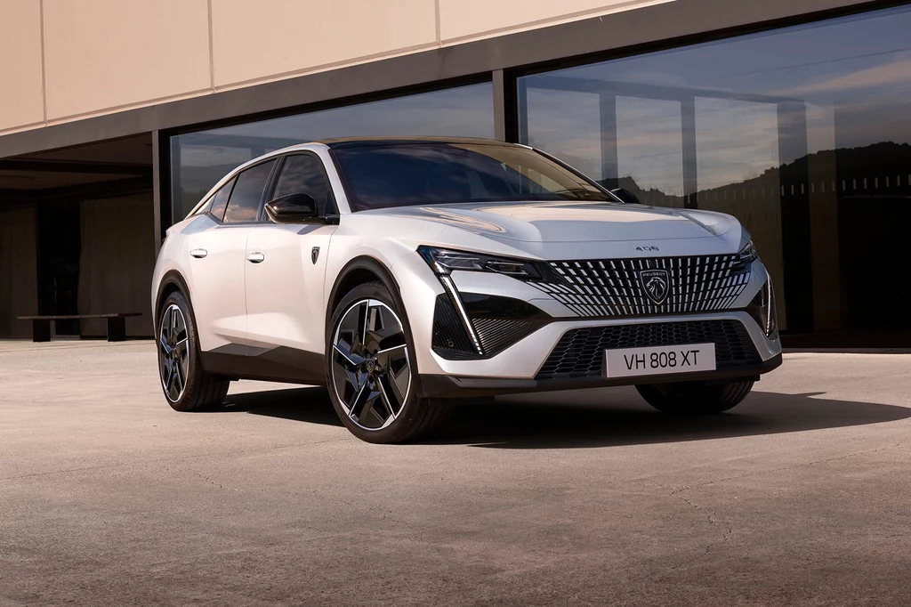 Elektryczny Peugeot E-408 wjeżdża do polskich salonów. Do 453 km na jednym ładowaniu.