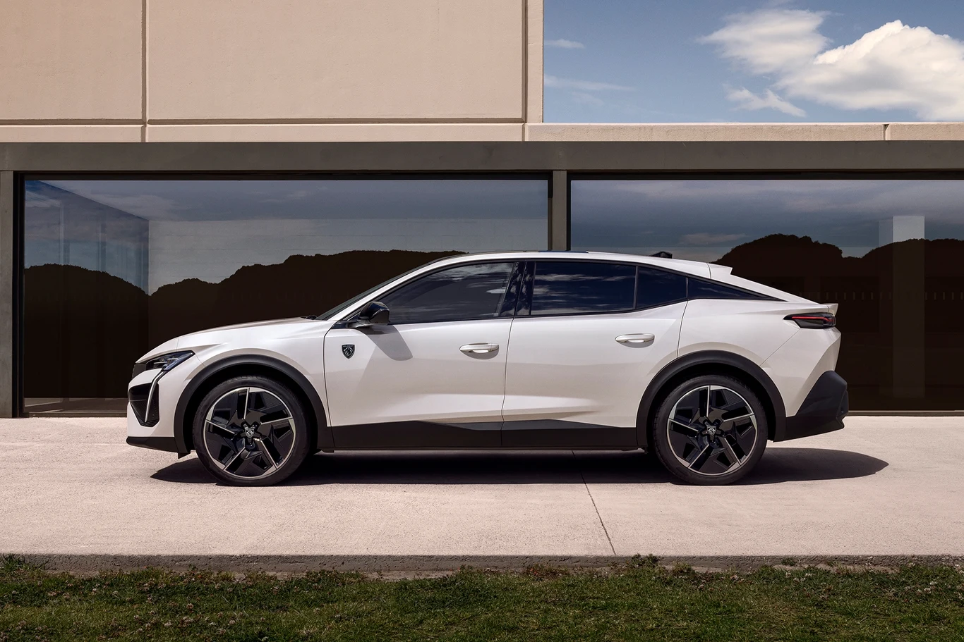Peugeot E-408 jest oferowany z 8-letnią gwarancją producenta (lub do 160 tys. km).
