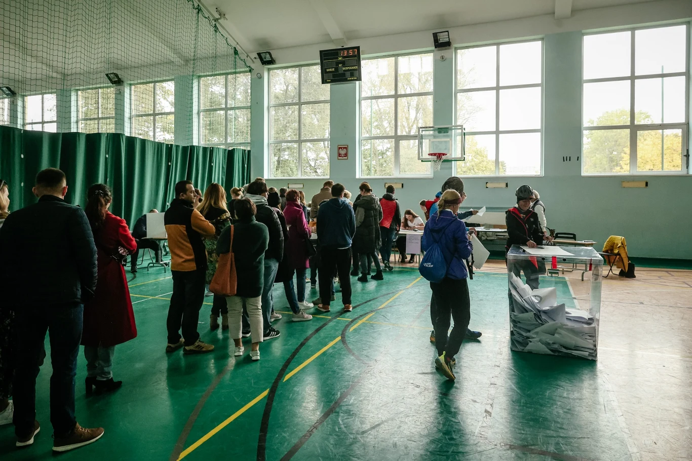 Kolejka do Obwodowej Komisji Wyborczej nr 142 i 143, przy al. Aleja Modrzewiowa 23 w Krakowie