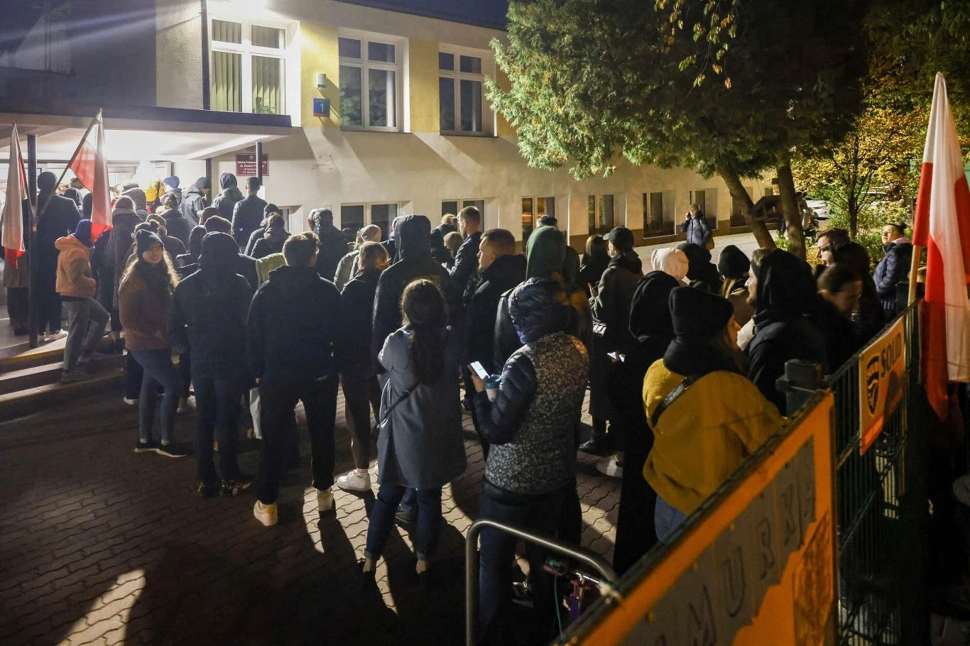 Kolejka do Okręgowej Komisji Wyborczej nr 280, przy ulicy Jana Kazimierza 48/U1 w Warszawie