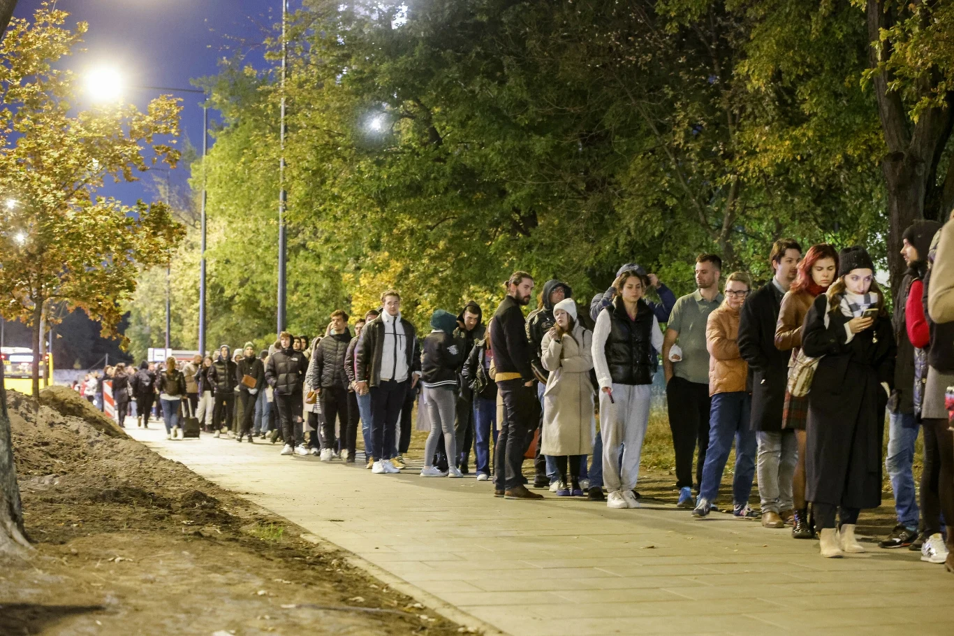 Kolejka do Okręgowej Komisji Wyborczej nr 280, przy ulicy Jana Kazimierza 48/U1 w Warszawie