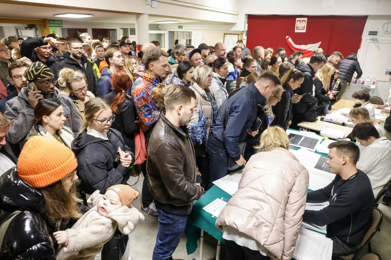 Kolejka do Okręgowej Komisji Wyborczej nr 280, przy ulicy Jana Kazimierza 48/U1 w Warszawie