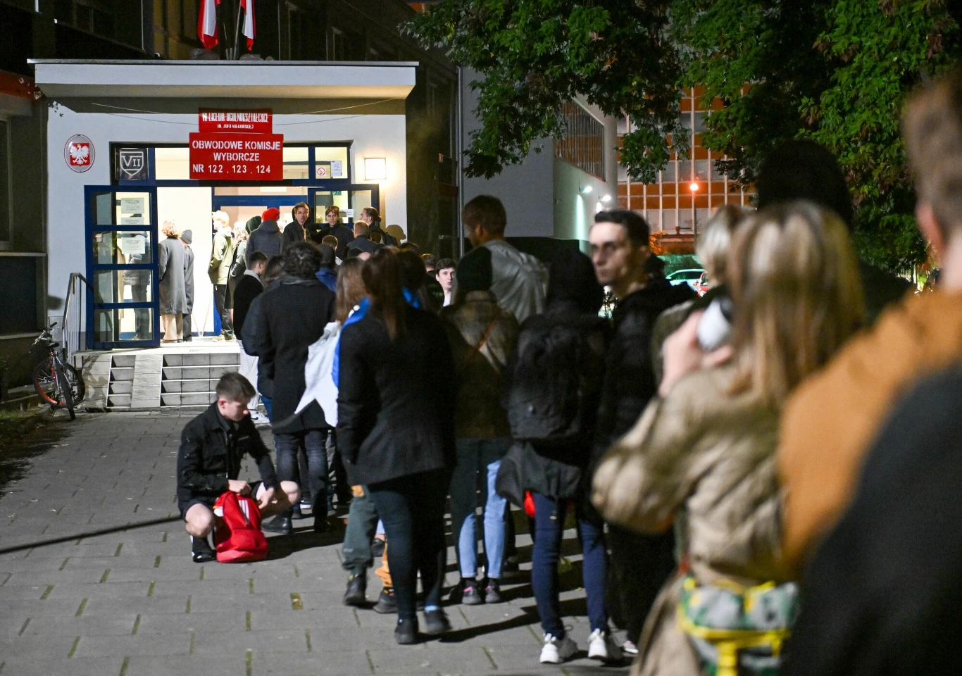 Kolejka przed Okręgową Komisją Wyborczą nr 132, 133 i 124, przy ul. Skarbinskiego w Krakowie 