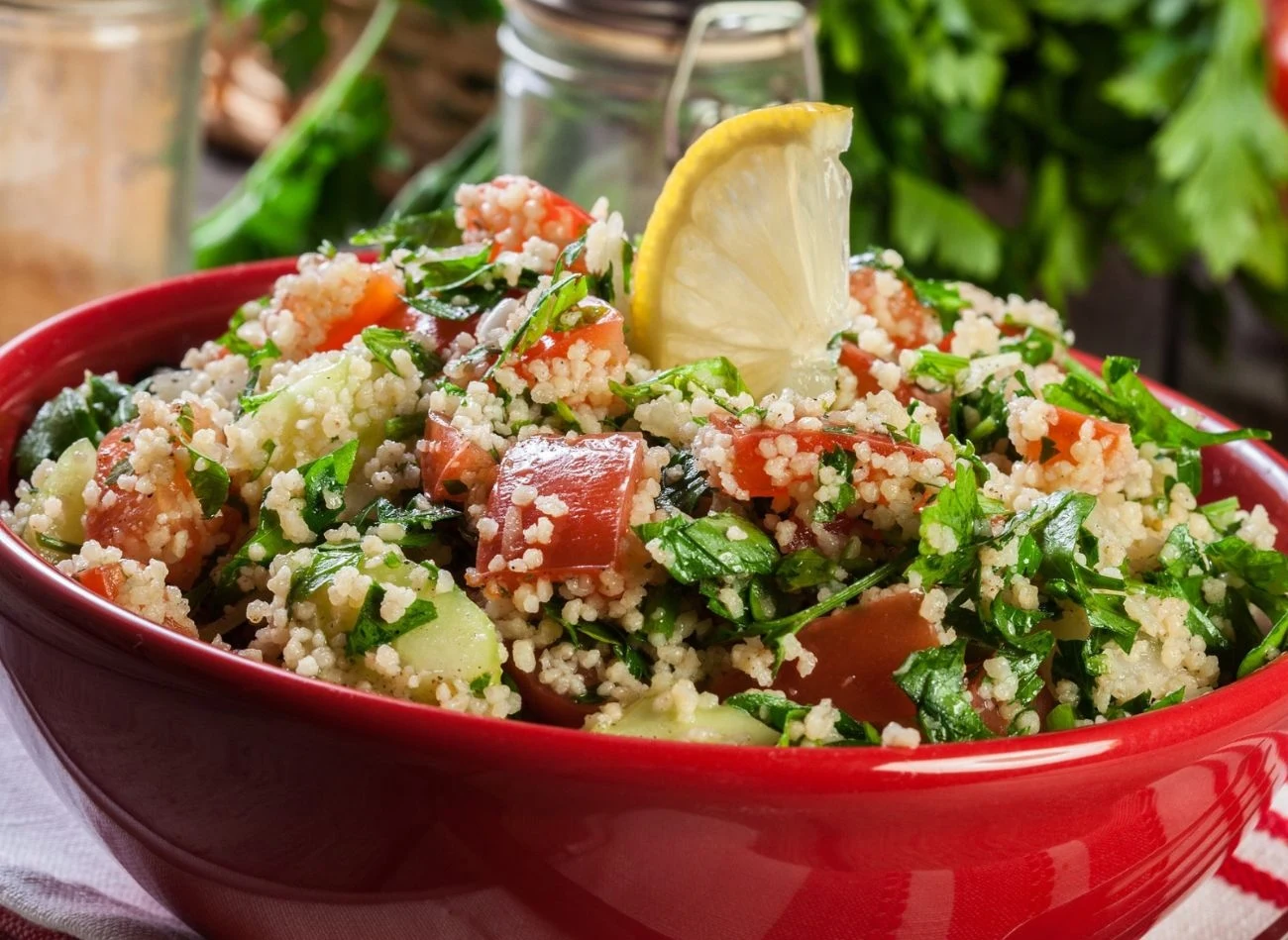 Zdrowa i sycąca sałatka z komosą ryżową idealna na lunch do pracy. Zdrowa i sycąca sałatka z komosą ryżową idealna na lunch do pracy.