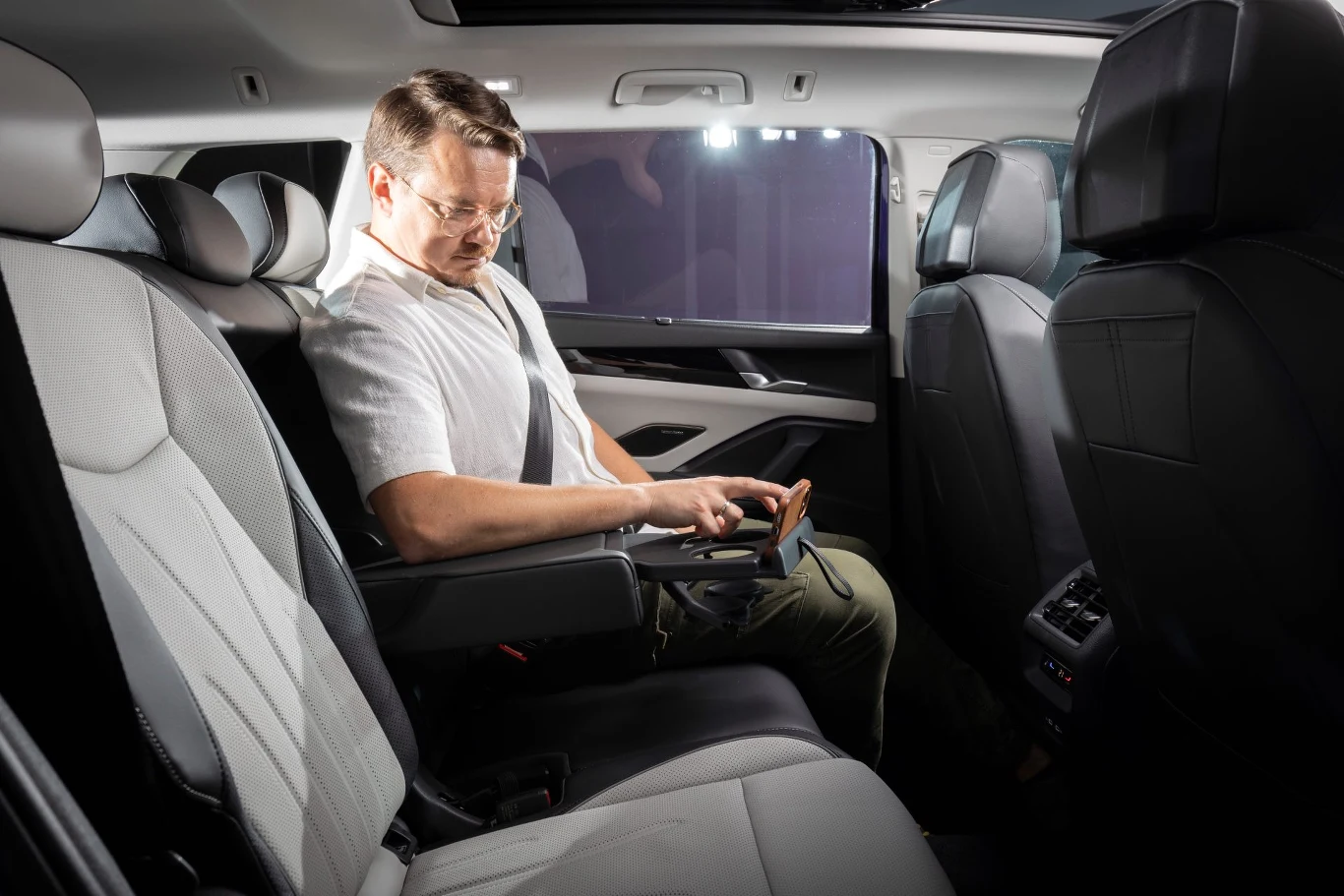 Siedzący z tyłu mają specjalne miejsce do umieszczenia smartfona lub tabletu