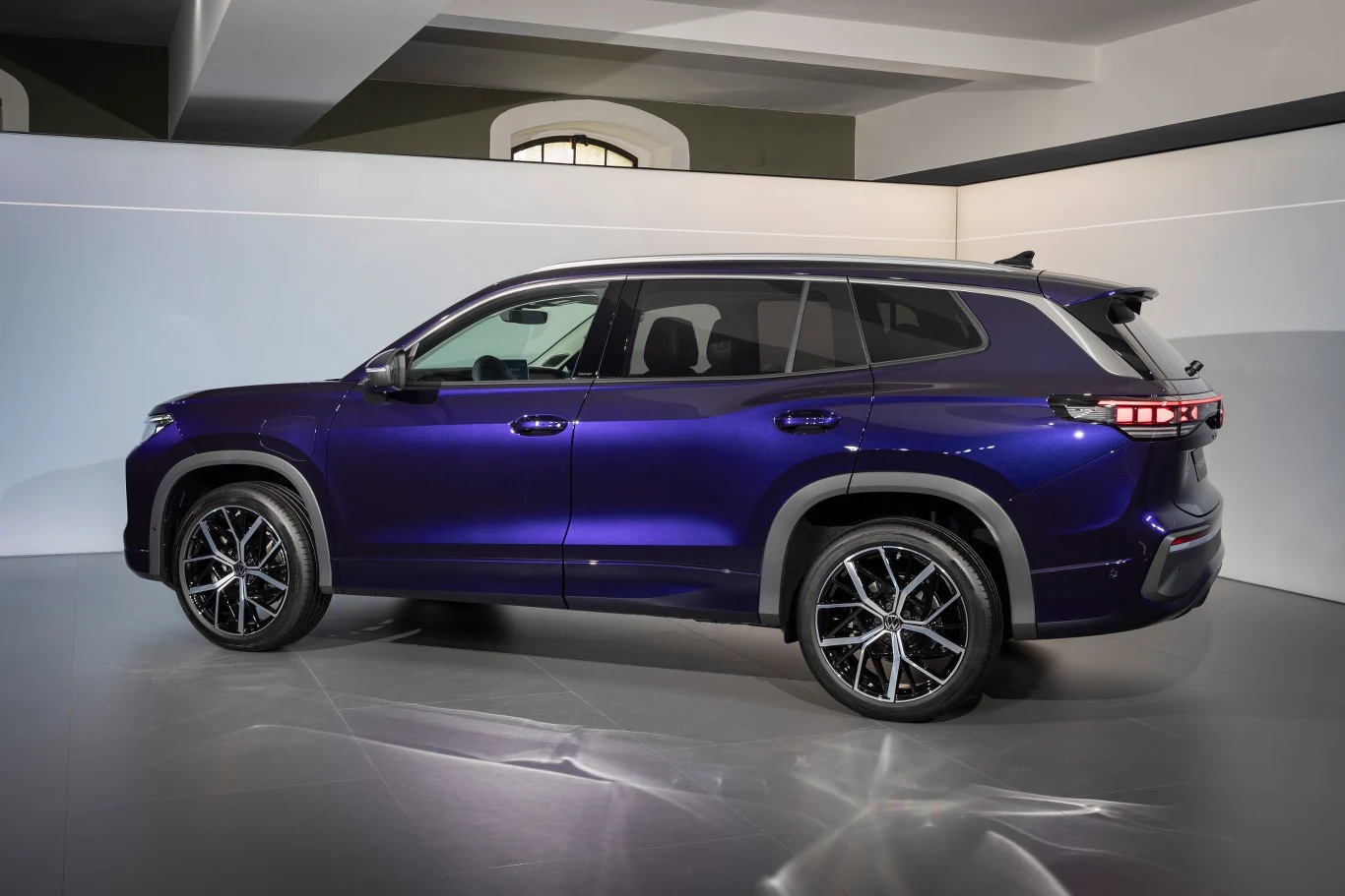 Chromowana listwa biegnąca nad szybami bocznymi to "kij do hokeja". Ma optycznie wysmuklać sylwetkę auta