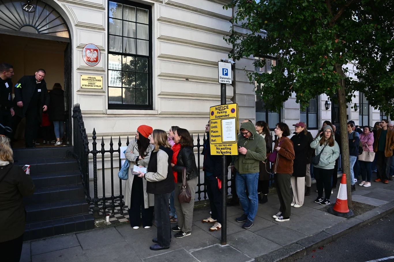Kolejka do glosowania w wyborach parlamentarnych w punkcie w Londynie w Ambasadzie Rzeczypospolitej Polskiej