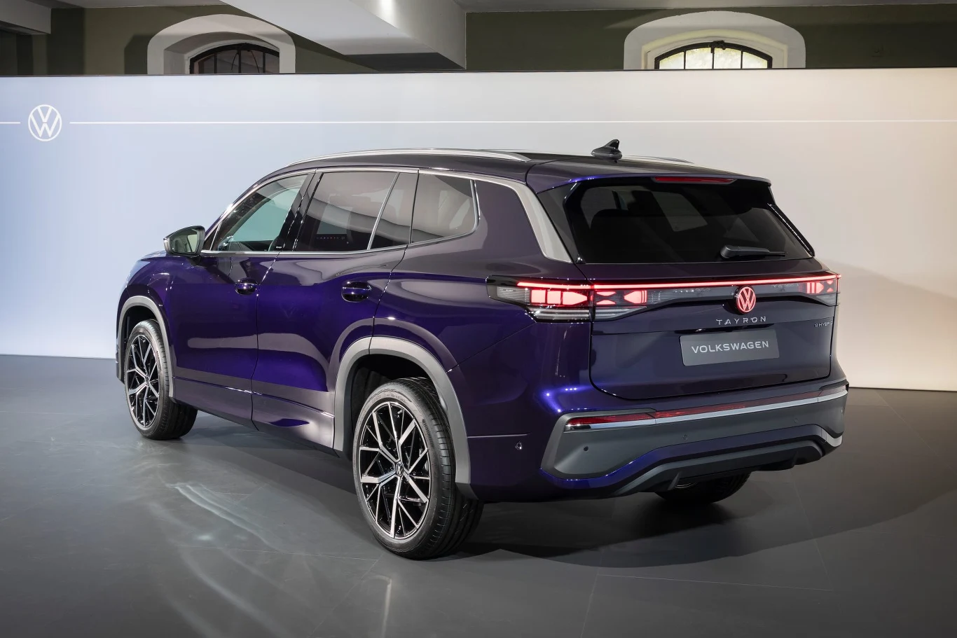 Zarówno z przodu jak i z tyłu w aucie pojawiają się podświetlane logotypy marki