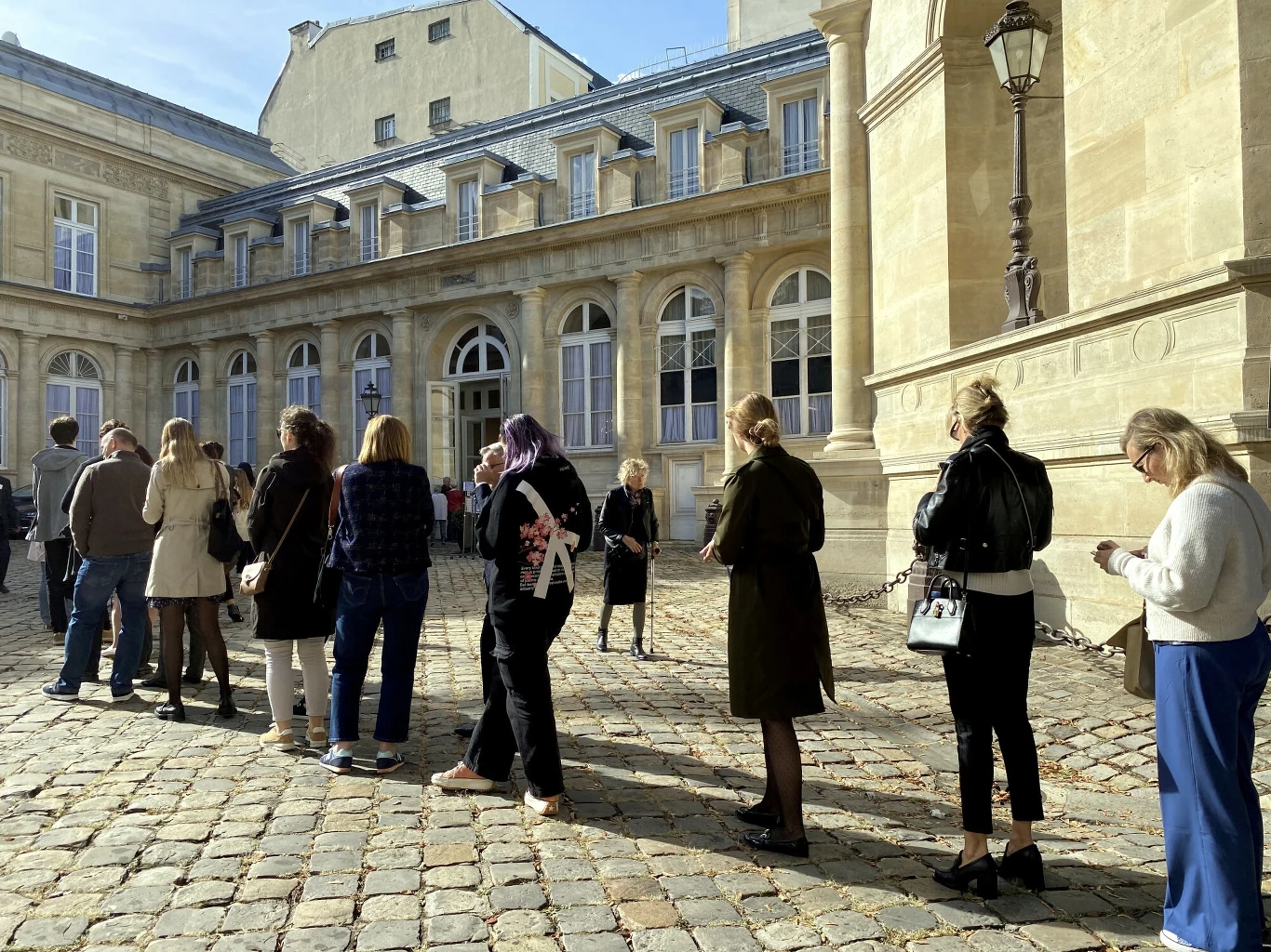 Polacy stoją w kolejce do lokalu wyborczego w Paryżu - wybory parlamentarne 2023
