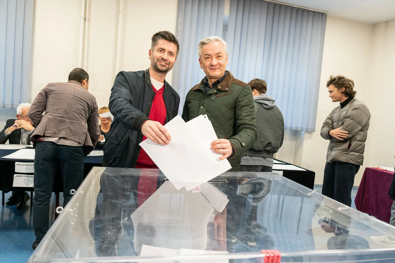 Robert Biedron i Krzysztof Śmiszek przy urnach wyborczych - Wrocław, wybory parlamentarne 2023