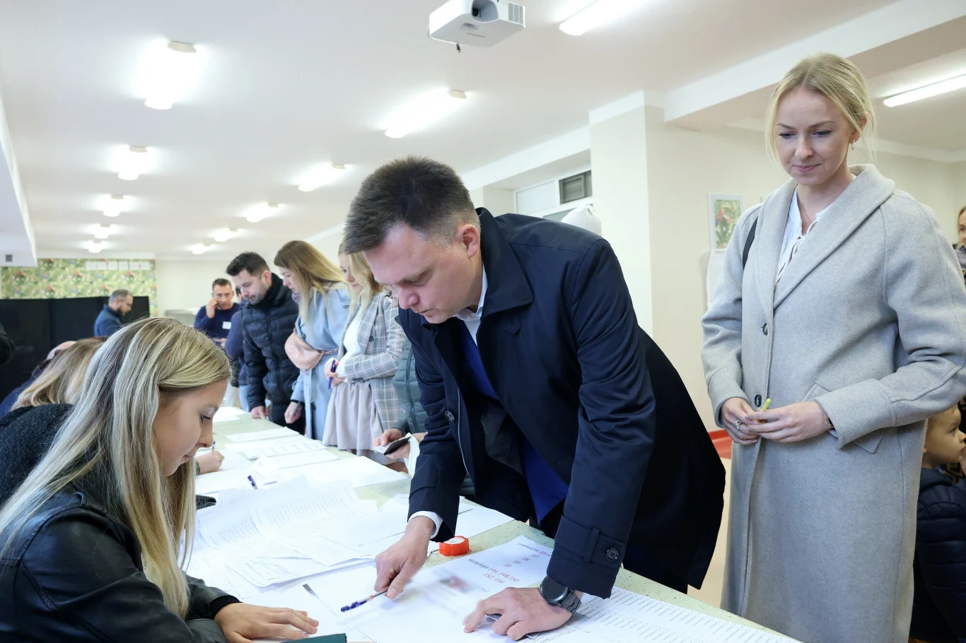 Szymon Hołownia wraz z żoną oddali swoje głosy w wyborach parlamentarnych w Szkole Podstawowej nr 19 w Białymstoku