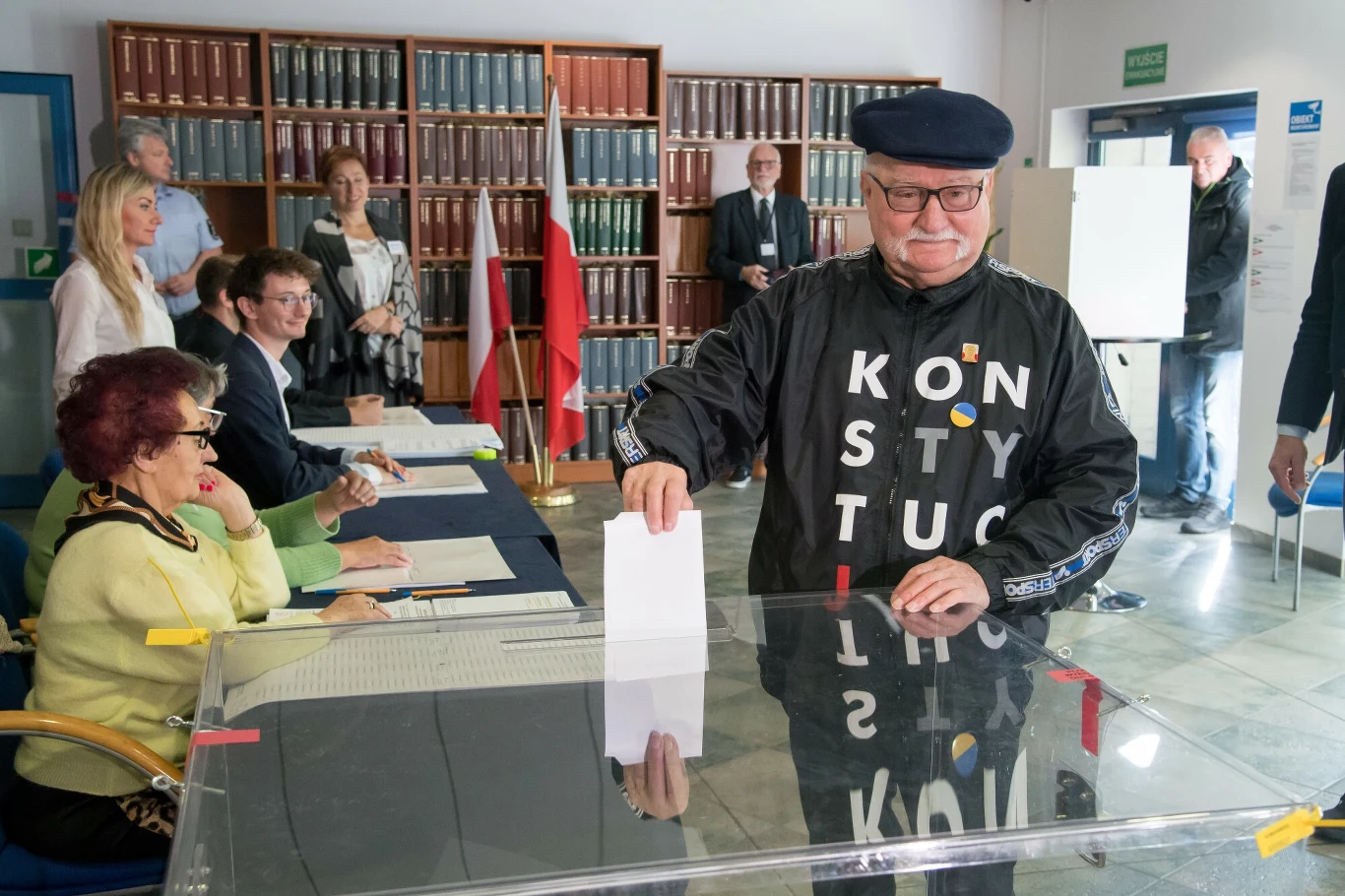 Lech Wałęsa przy urnach wyborczych - Gdańsk, wybory parlamentarne 2023