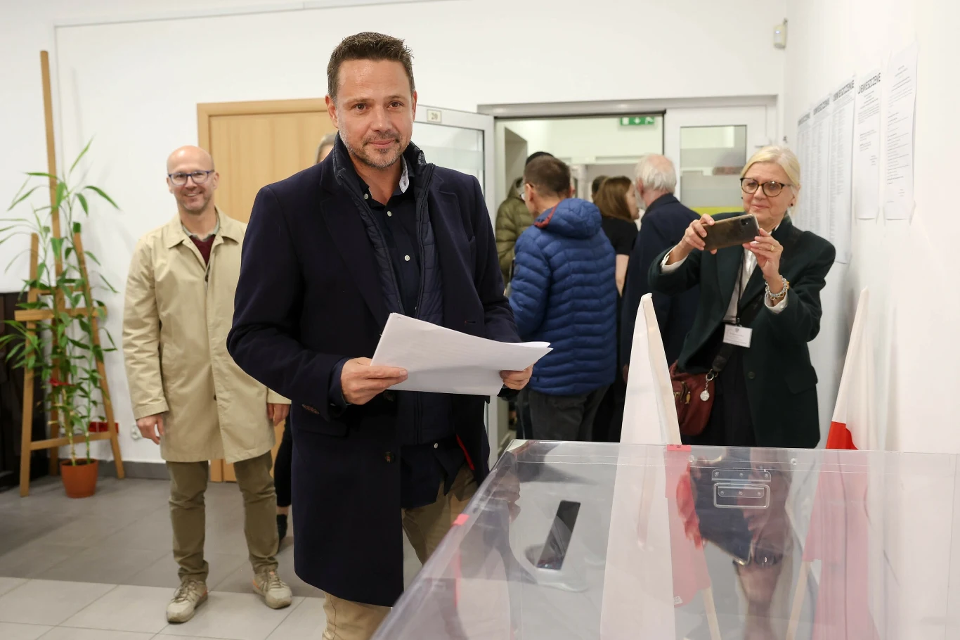 Rafał Trzaskowski oddaje swój głos w wyborach parlamentarnych w Warszawie