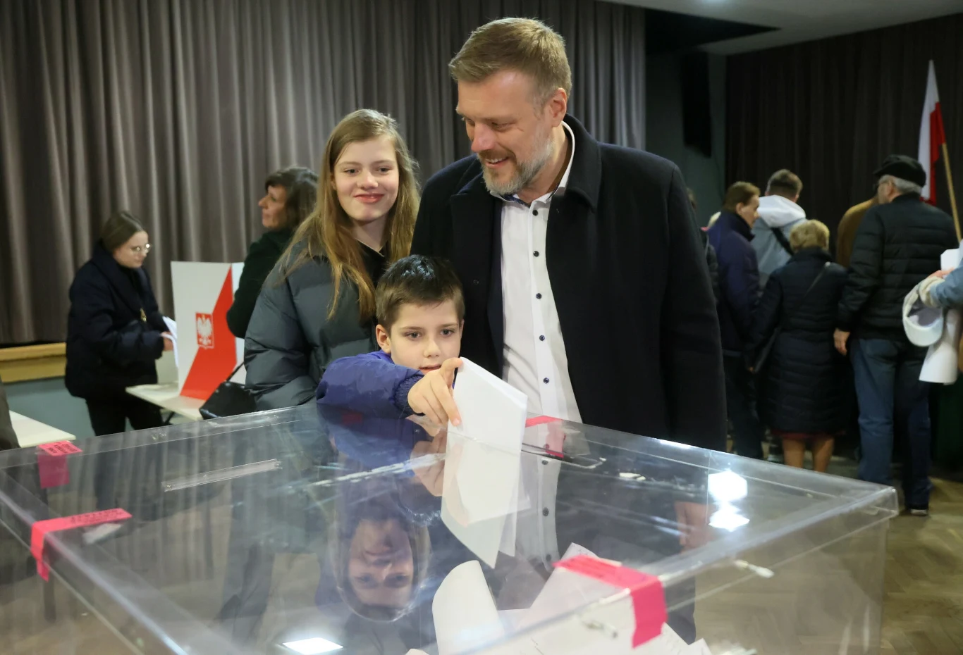 Adrian Zandberg oddał głos w obwodowej komisji wyborczej w Centrum Łowicka na warszawskim Mokotowie