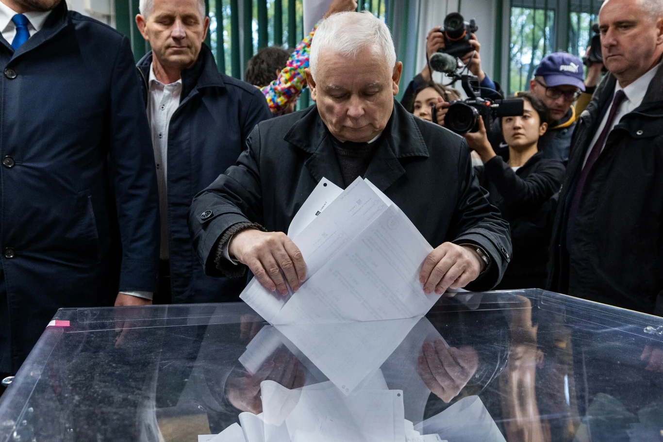 Warszawa, wybory parlamentarne. Jarosław Kaczyński oddaje swój głos
