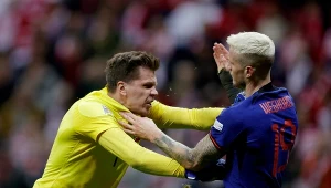 Wojciech Szczęsny w szarpaninie z Woutem Weghorstem
