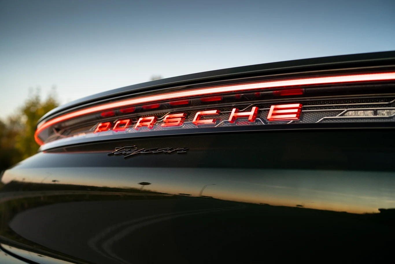 Podświetlany napis PORSCHE to znak rozpoznawczy odświeżonego Taycana, ale wymagający dopłaty