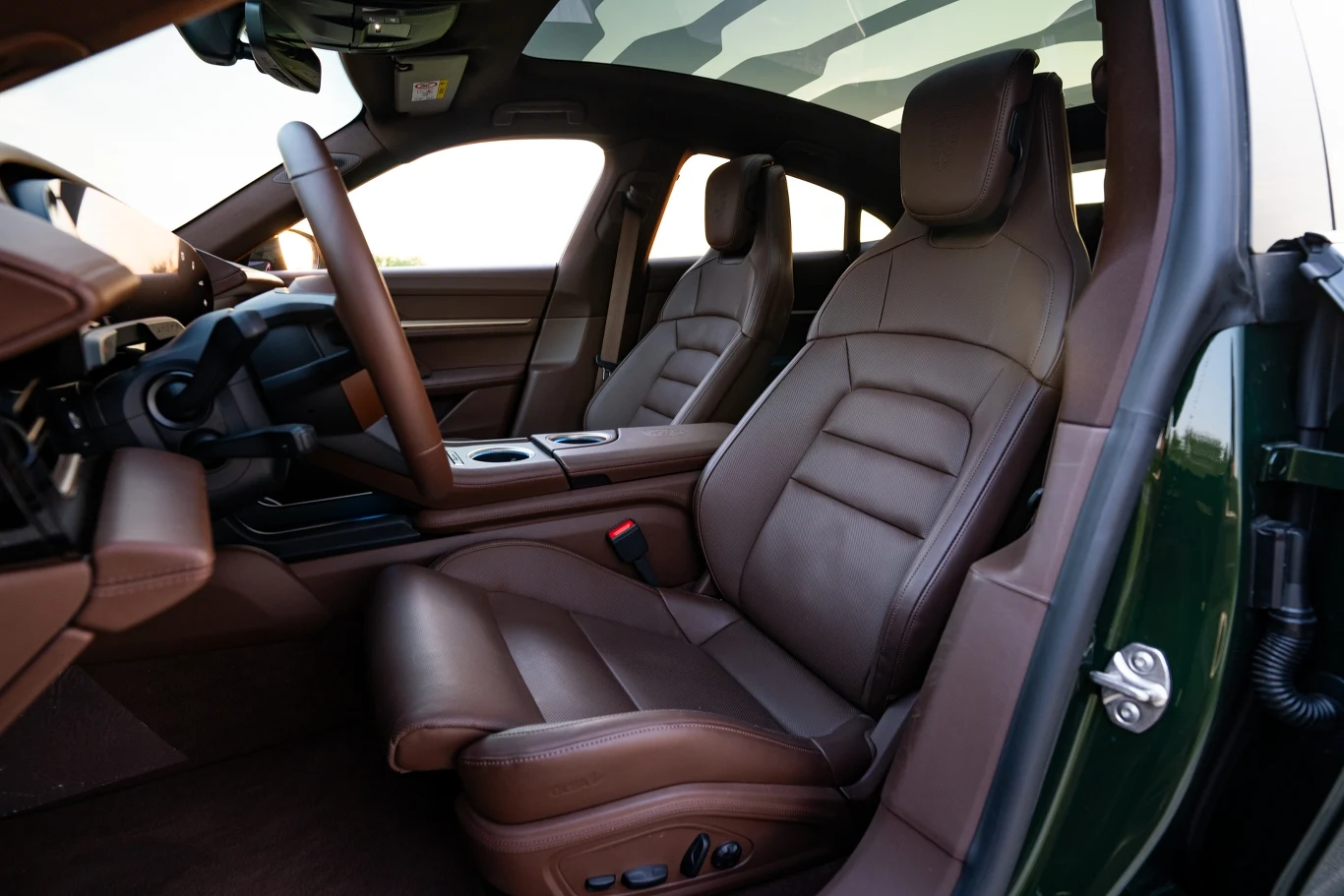 Wygodne fotele komfortowe z masażem. Szklany dach może być zmatowiony tylko częściowo, tworząc jeden z dwóch wzorów 