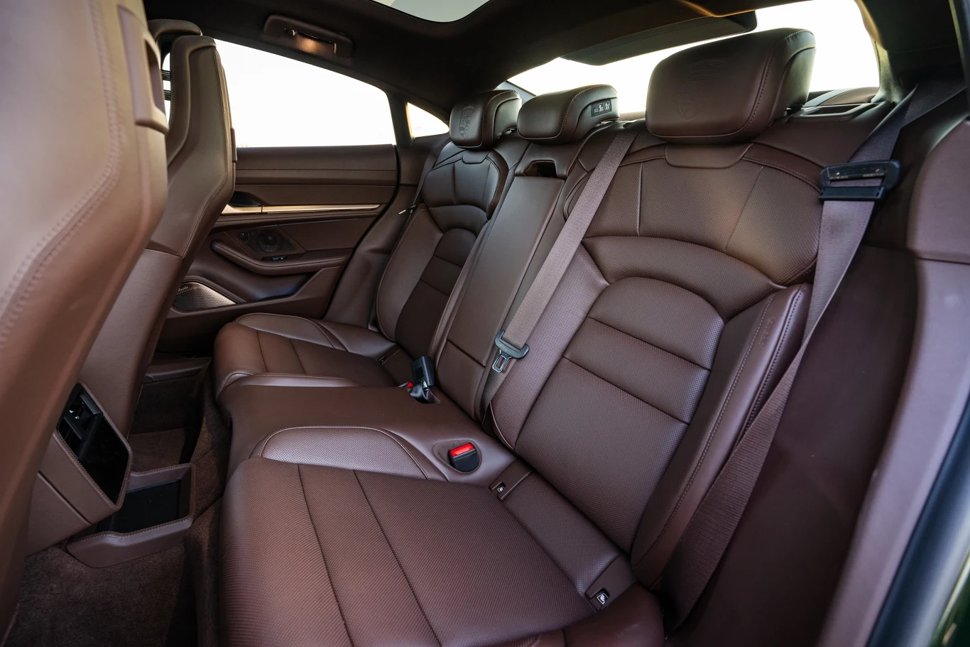 Porsche Taycan jest ciasny z tyłu, ale i tak warto dopłacić do awaryjnego, środkowego siedzenia