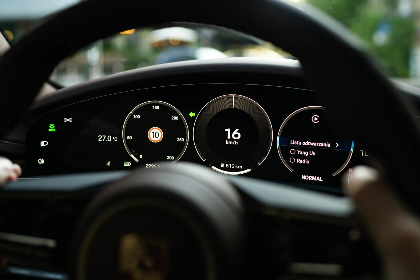 Odświeżone Porsche Taycan jest zauważalnie szybsze od poprzednika i ma wyraźnie większy zasięg