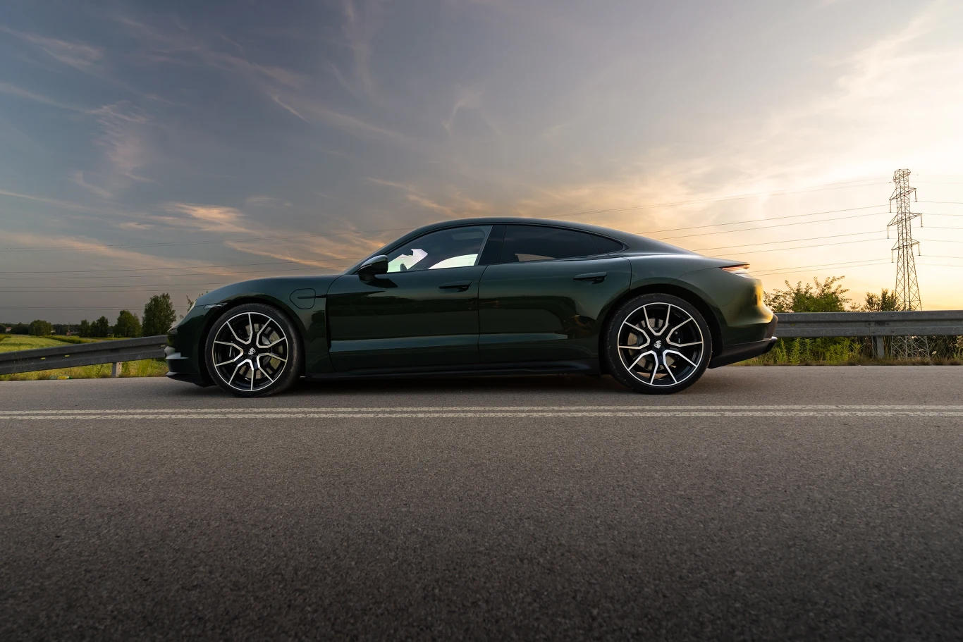Każde Porsche Taycan wyposażone jest w pneumatyczne zawieszenie