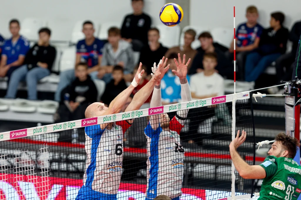 Jan Hadrava (z prawej) miał w środę sporo problemów